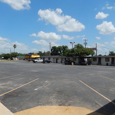 Executive Inn Pearsall Exterior photo