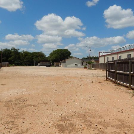 Executive Inn Pearsall Exterior photo