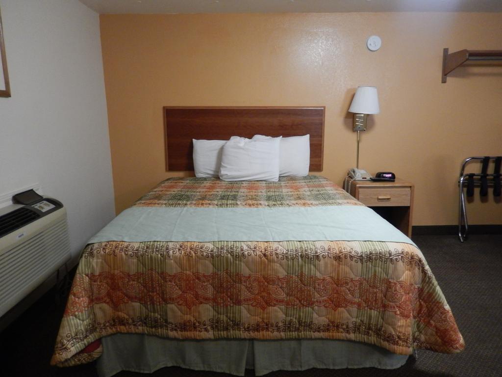 Executive Inn Pearsall Exterior photo