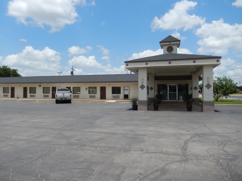 Executive Inn Pearsall Exterior photo