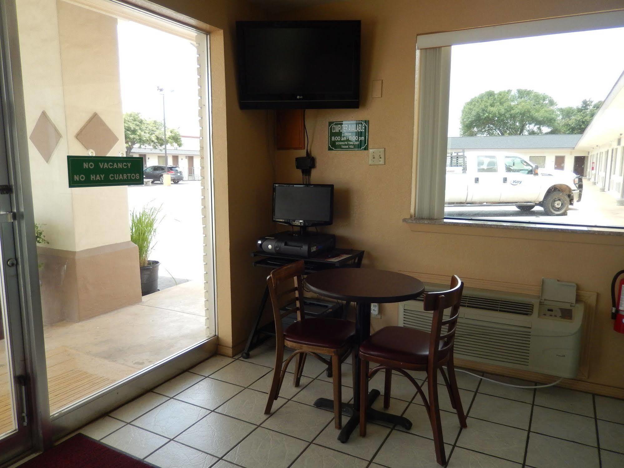 Executive Inn Pearsall Exterior photo