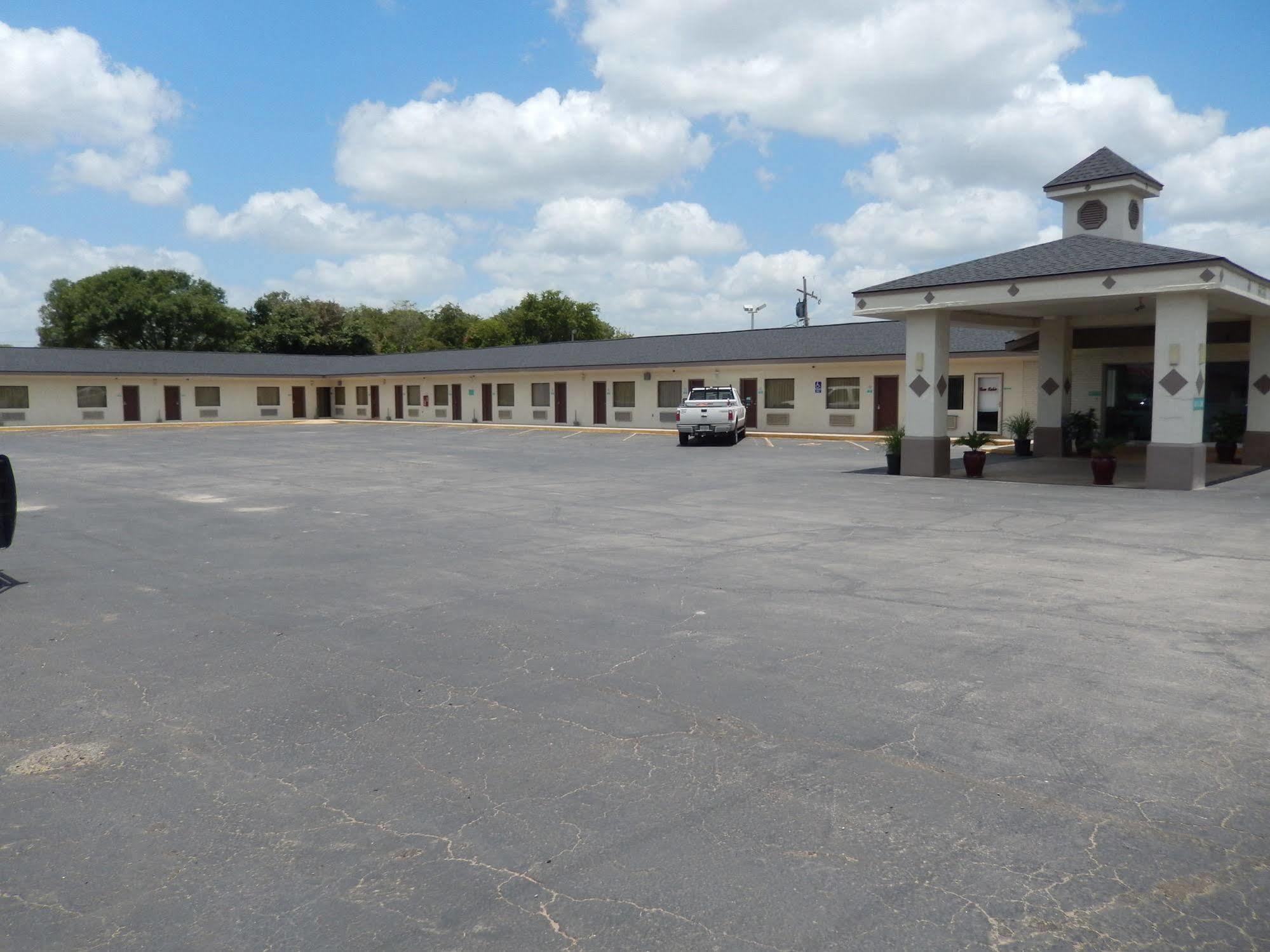 Executive Inn Pearsall Exterior photo