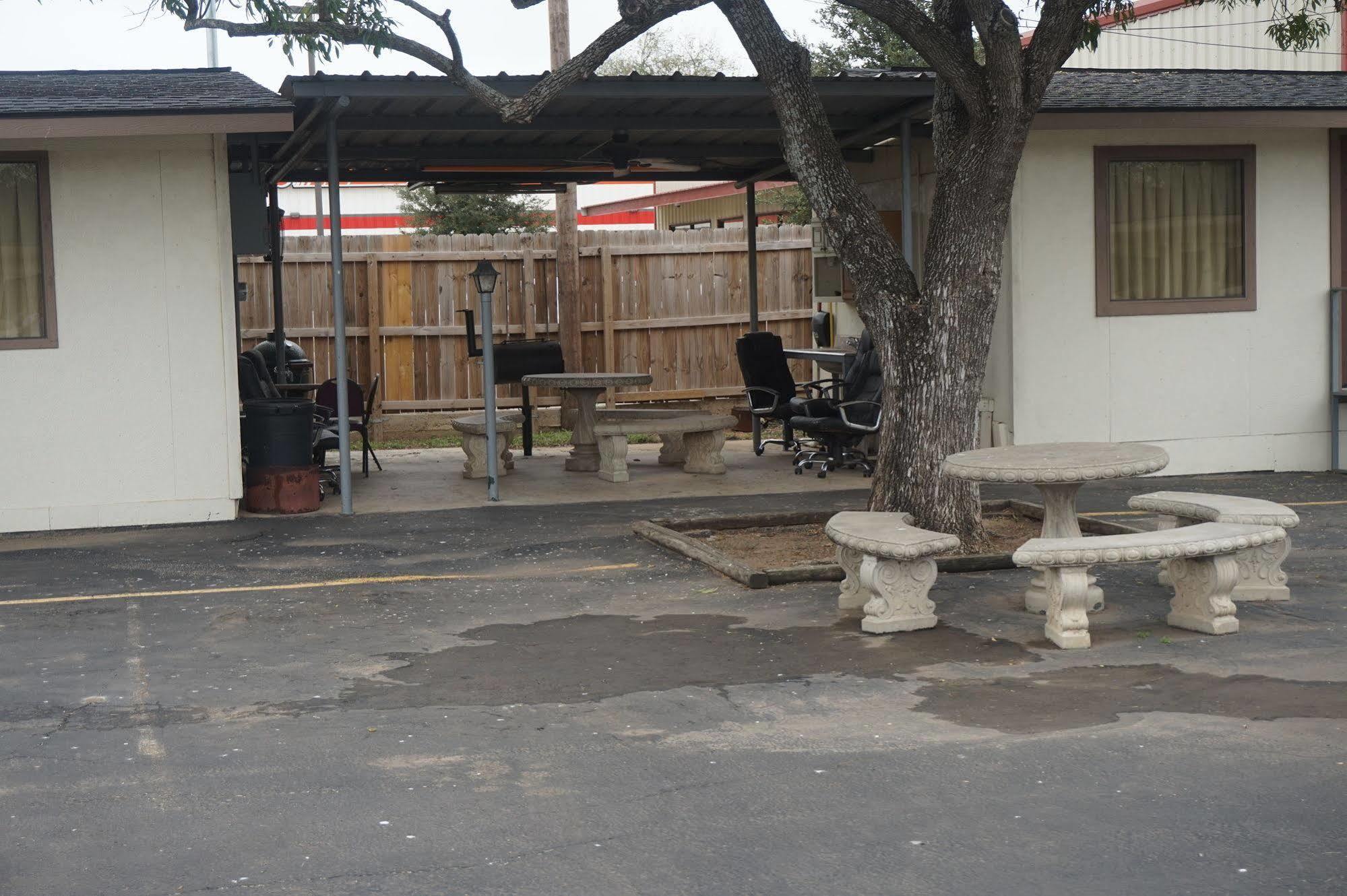 Executive Inn Pearsall Exterior photo