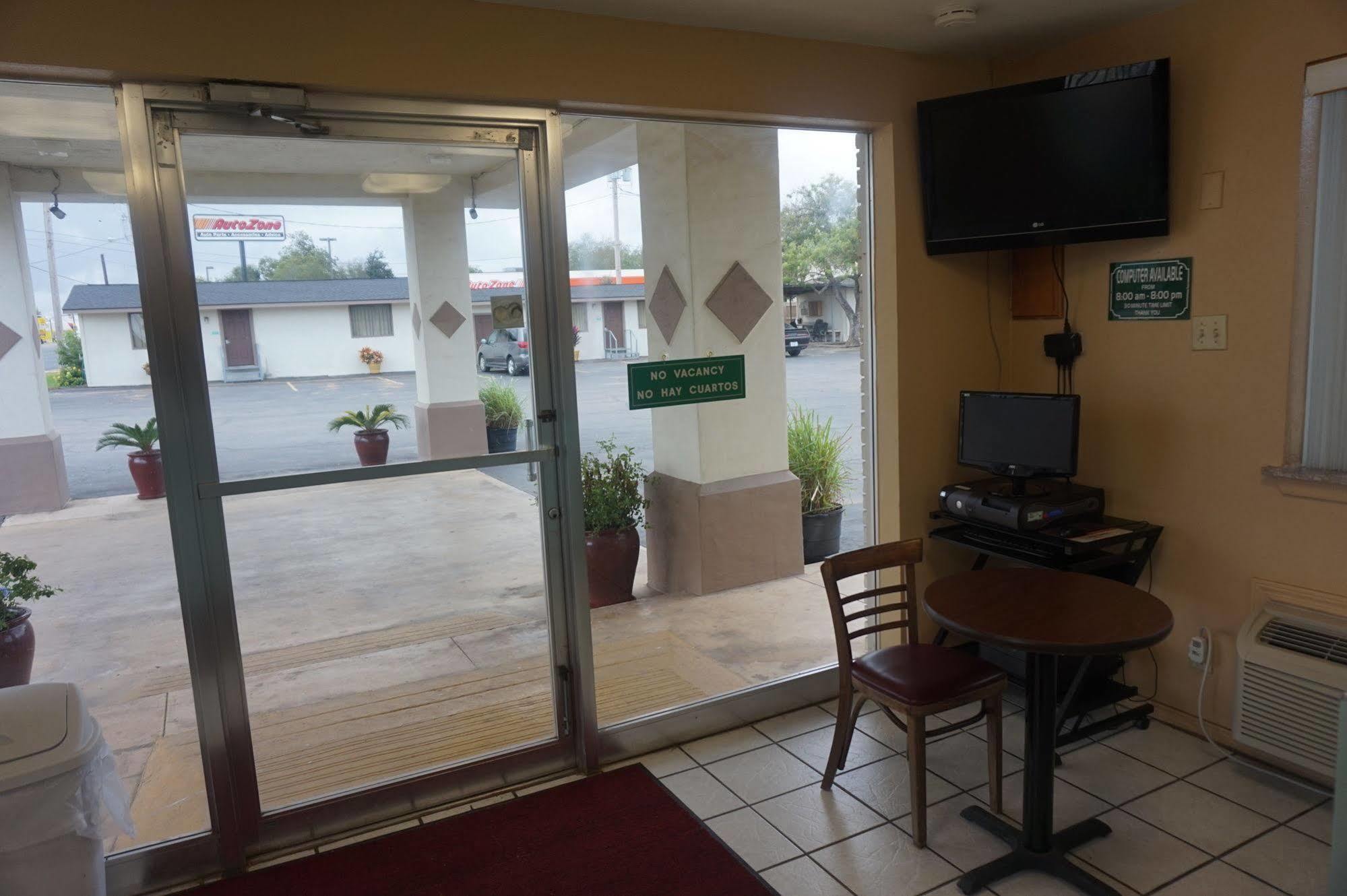 Executive Inn Pearsall Exterior photo